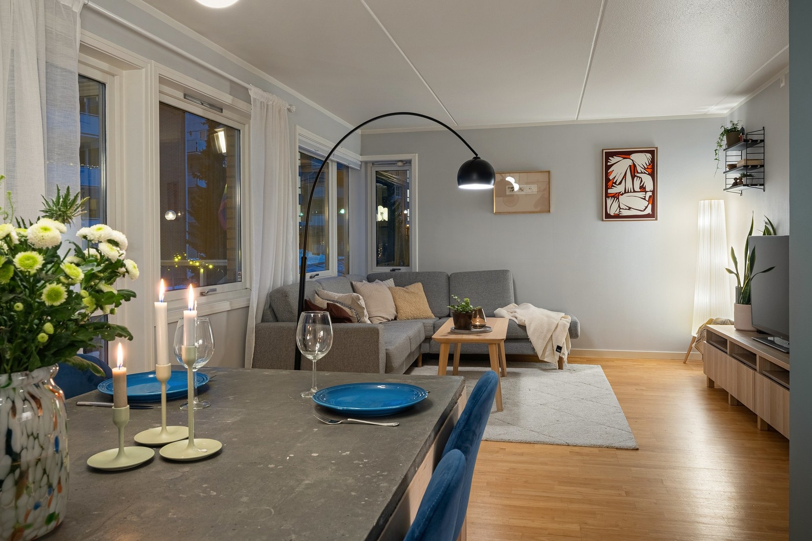 Mellom stue og kjøkken er det god plass til et stort spisebord, perfekt for både hverdagsmåltider og sosiale sammenkomster. Galleribilde