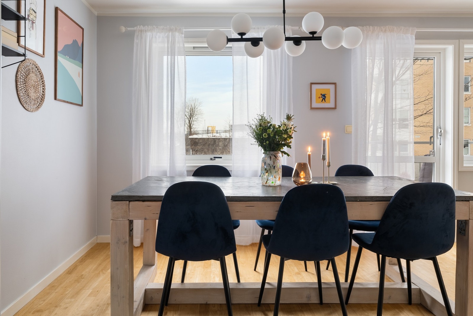 Gulvoverflater består av eikeparkett. Galleribilde