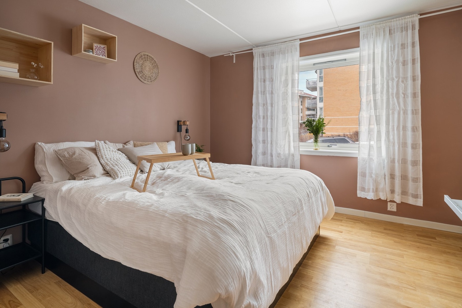 Soverom med god plass til stor dobbeltseng. Galleribilde