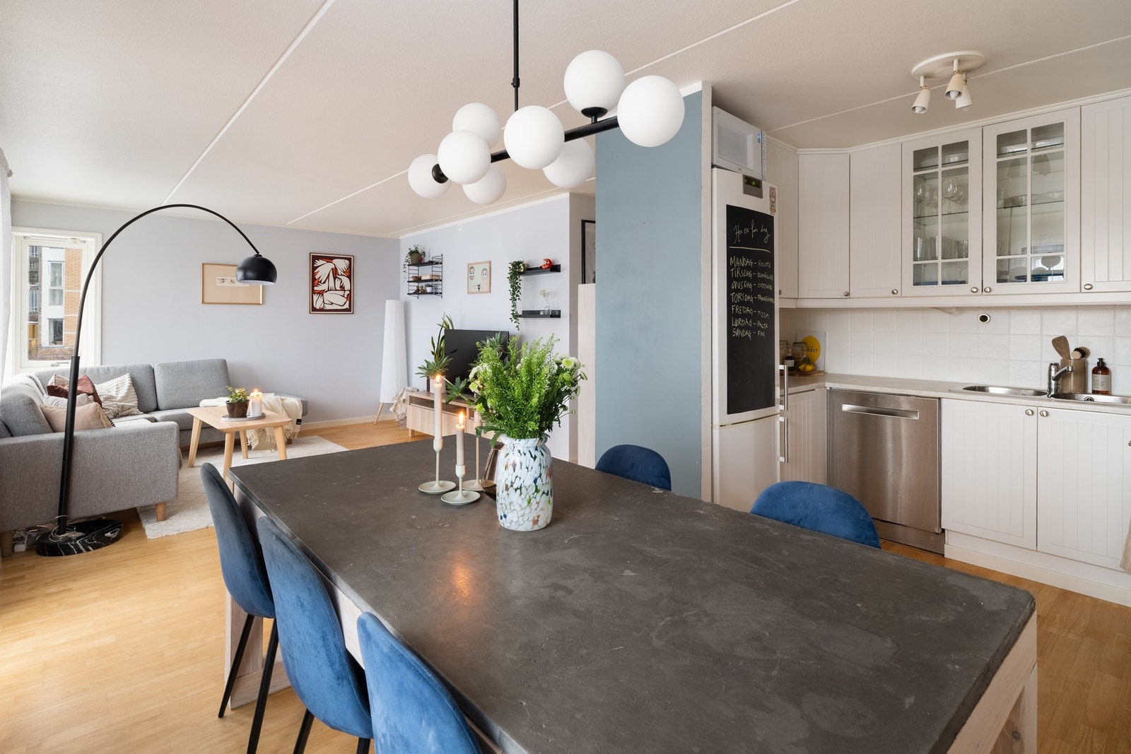 Varmtvannsbereder på 120 liter fra 2018 er plassert i kjøkkenbenken. Galleribilde