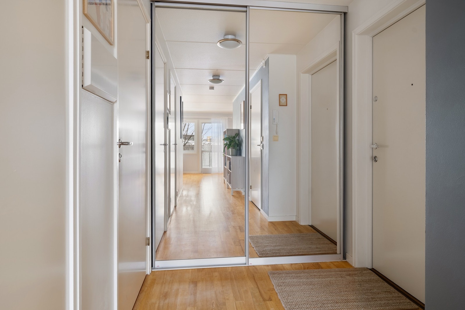 Skyvedørsgarderobe i entré med speilfronter, og medfølgende innredning som gir gode oppbevaringsmulighter. Galleribilde