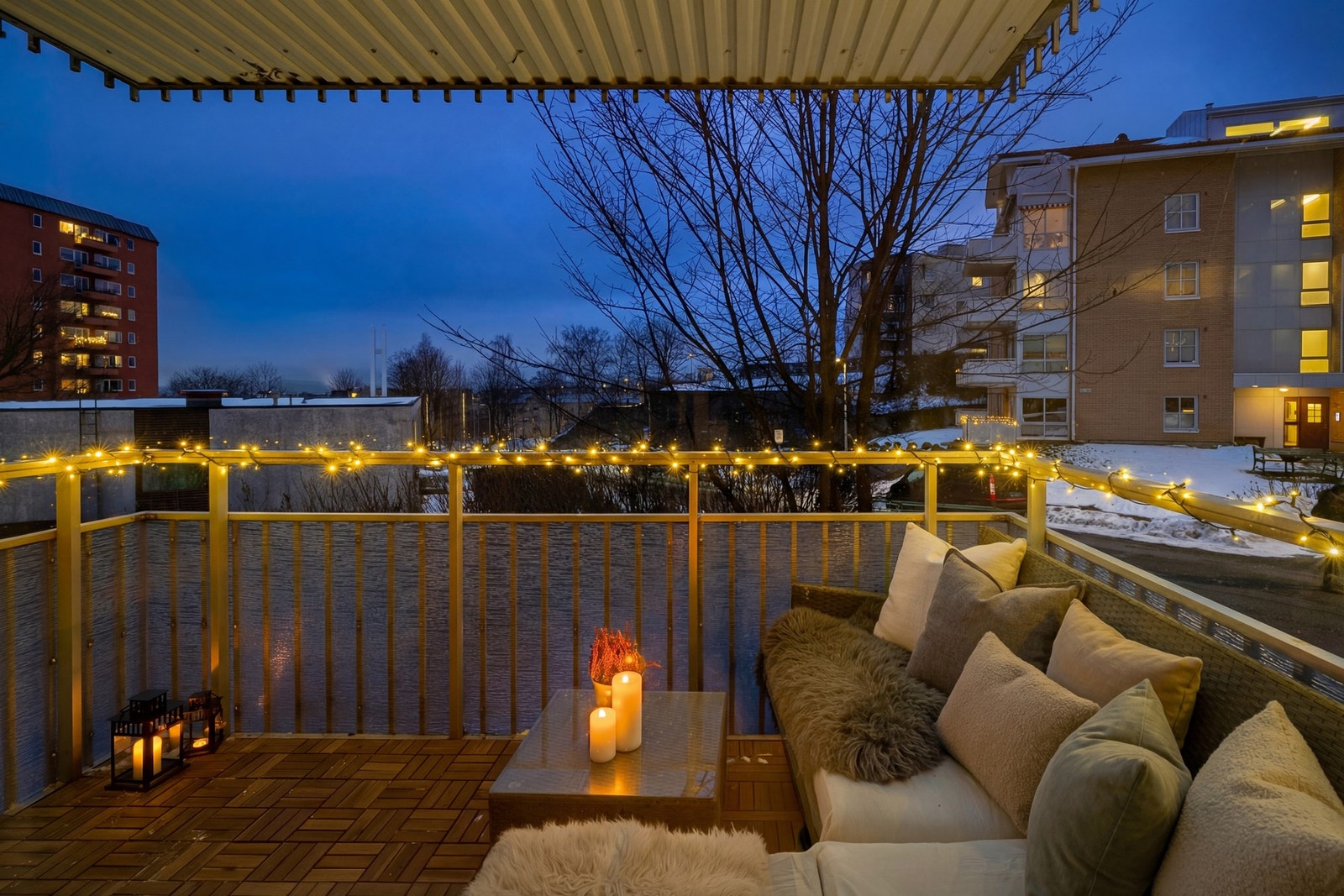 Leiligheten har blant annet en vestvendt, overbygget balkong med ettermiddagssol. Galleribilde