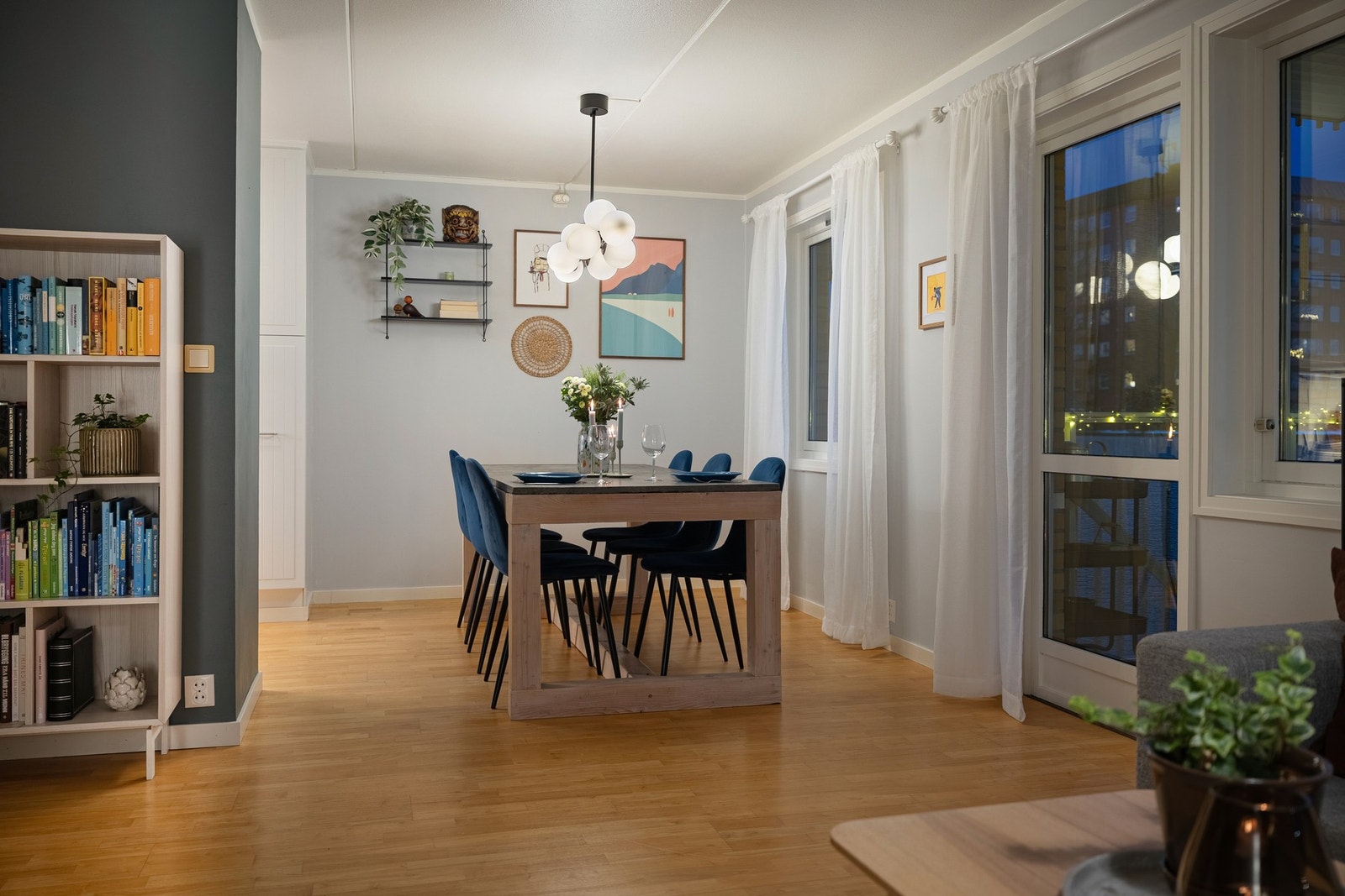 Vegger og himlinger består av malt betong og malte plater.
Noen av overflatene er malt av eier i 2023. Galleribilde