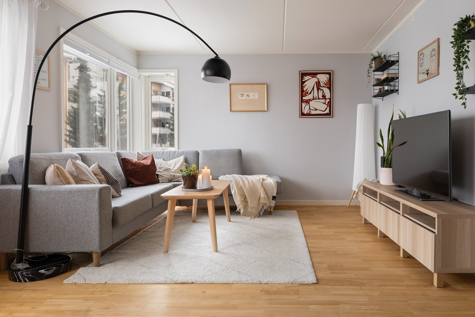 Stuen har en gjennomtenkt og funksjonell planløsning med gode møbleringsmuligheter. Boligen kan ved behov gjøres om til 3-roms. Galleribilde