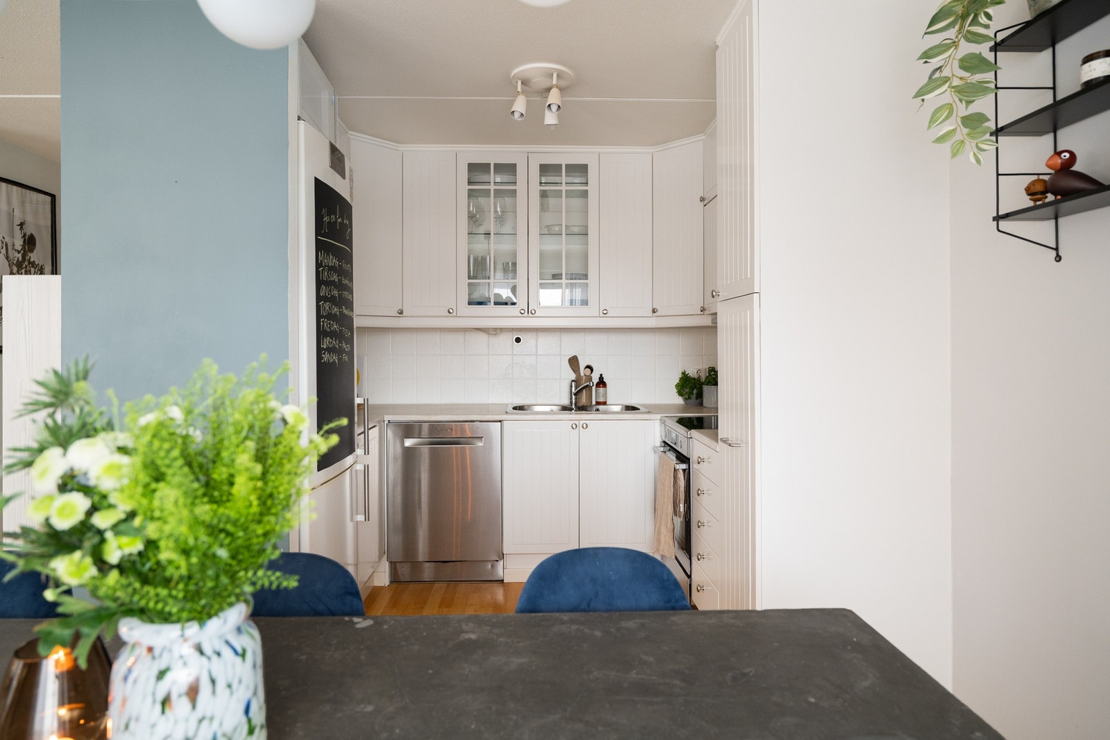 Ikea kjøkkeninnredning av ukjent alder, med nylakkerte kjøkkenfronter i regi av profesjonelle i 2025. Galleribilde