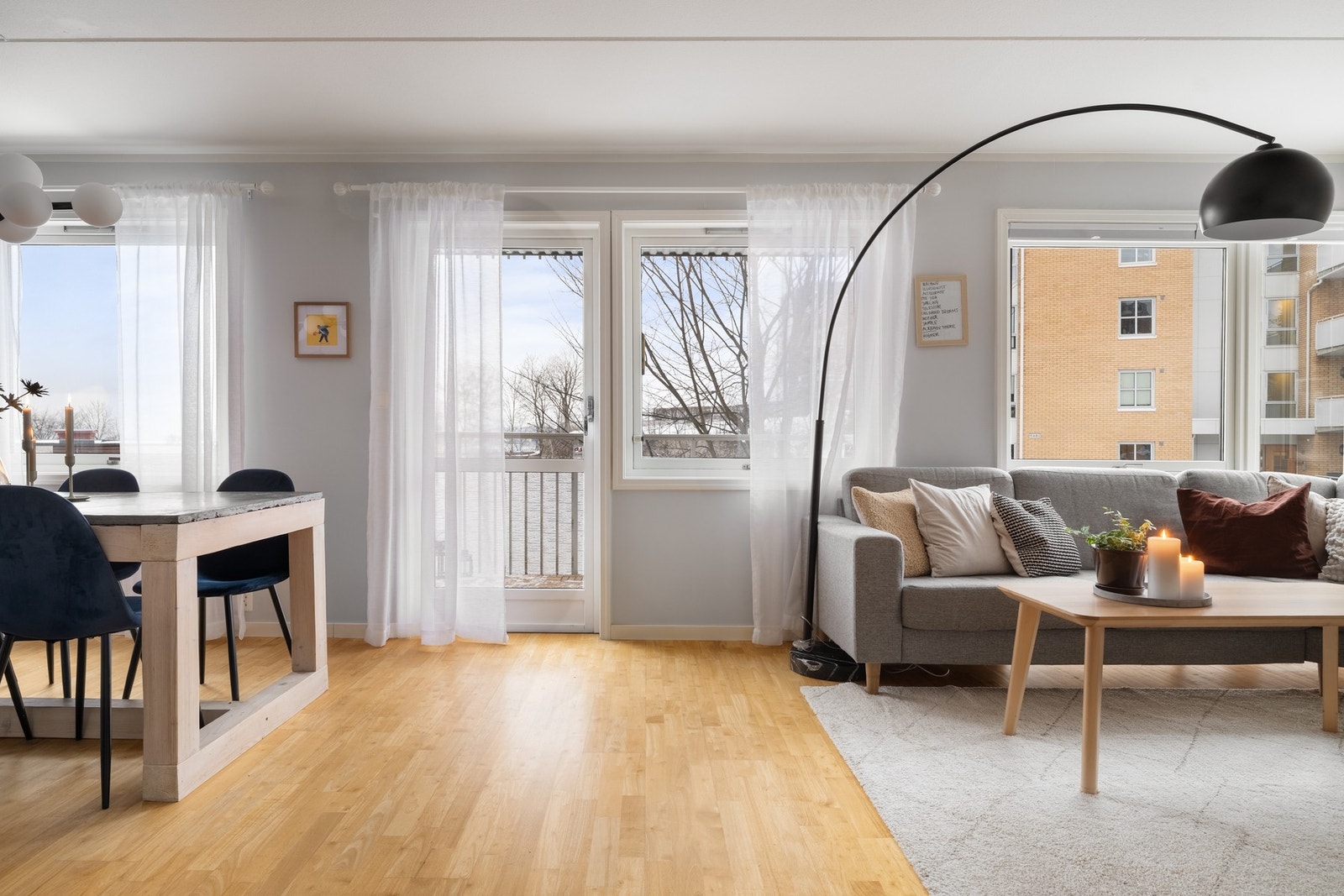 Fra stuen er det utgang til leilighetens balkong. Galleribilde