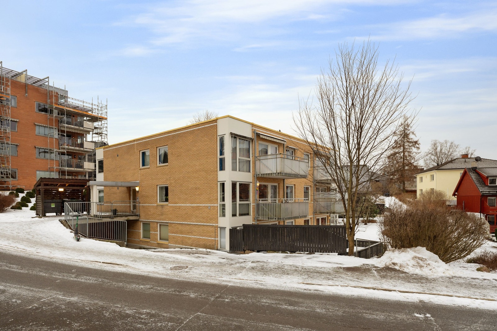 Leiligheten har trappefri adkomst fra hovedinngangen i 1. etasje, men ligger likevel i 2. boetasje. Galleribilde