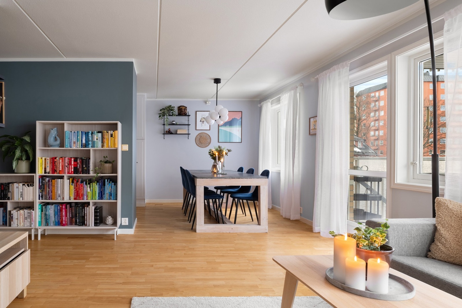 Store vinduer slipper inn rikelig med naturlig lys. Galleribilde