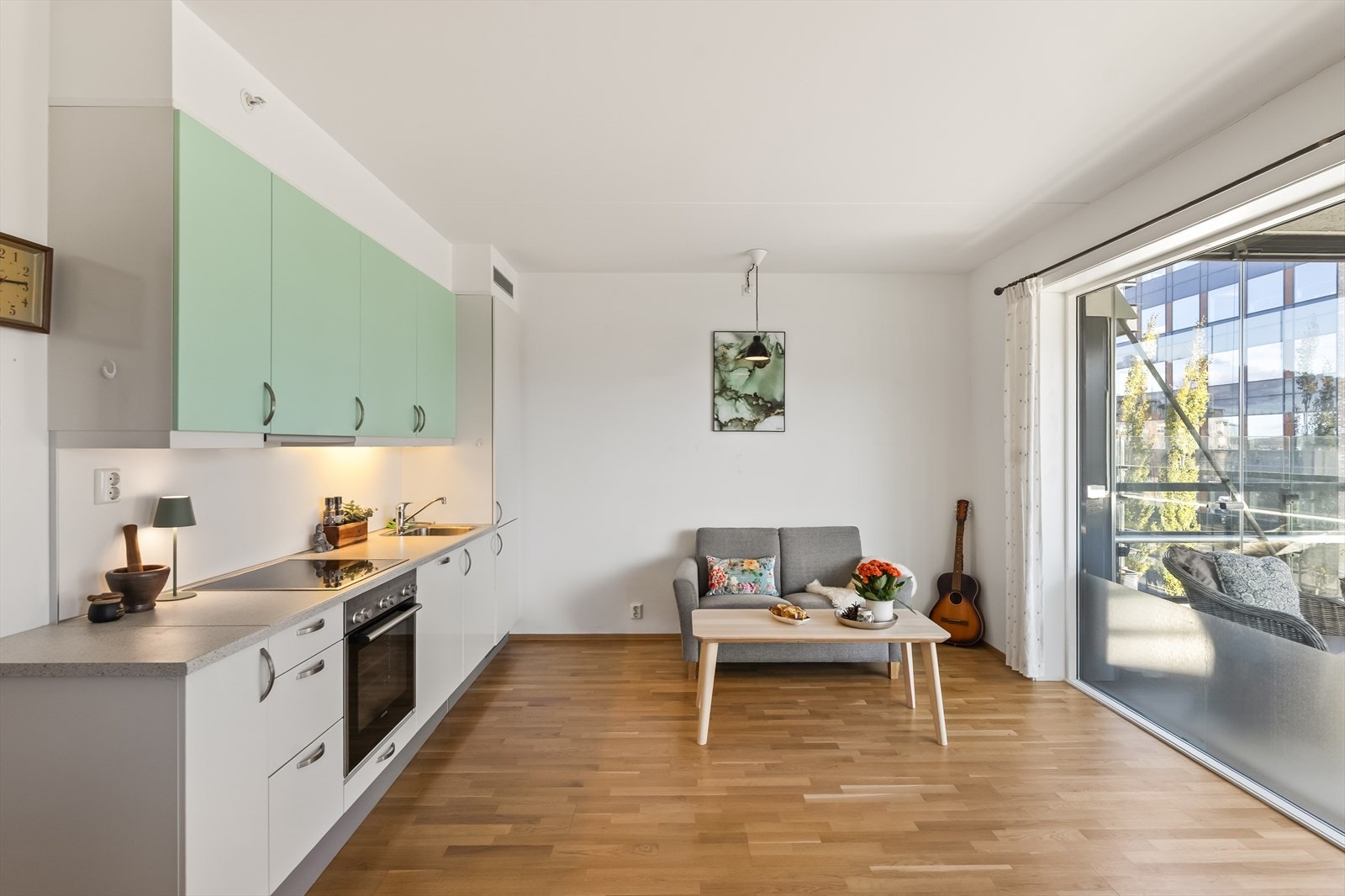 Stuen er i åpen løsning til kjøkken. Galleribilde