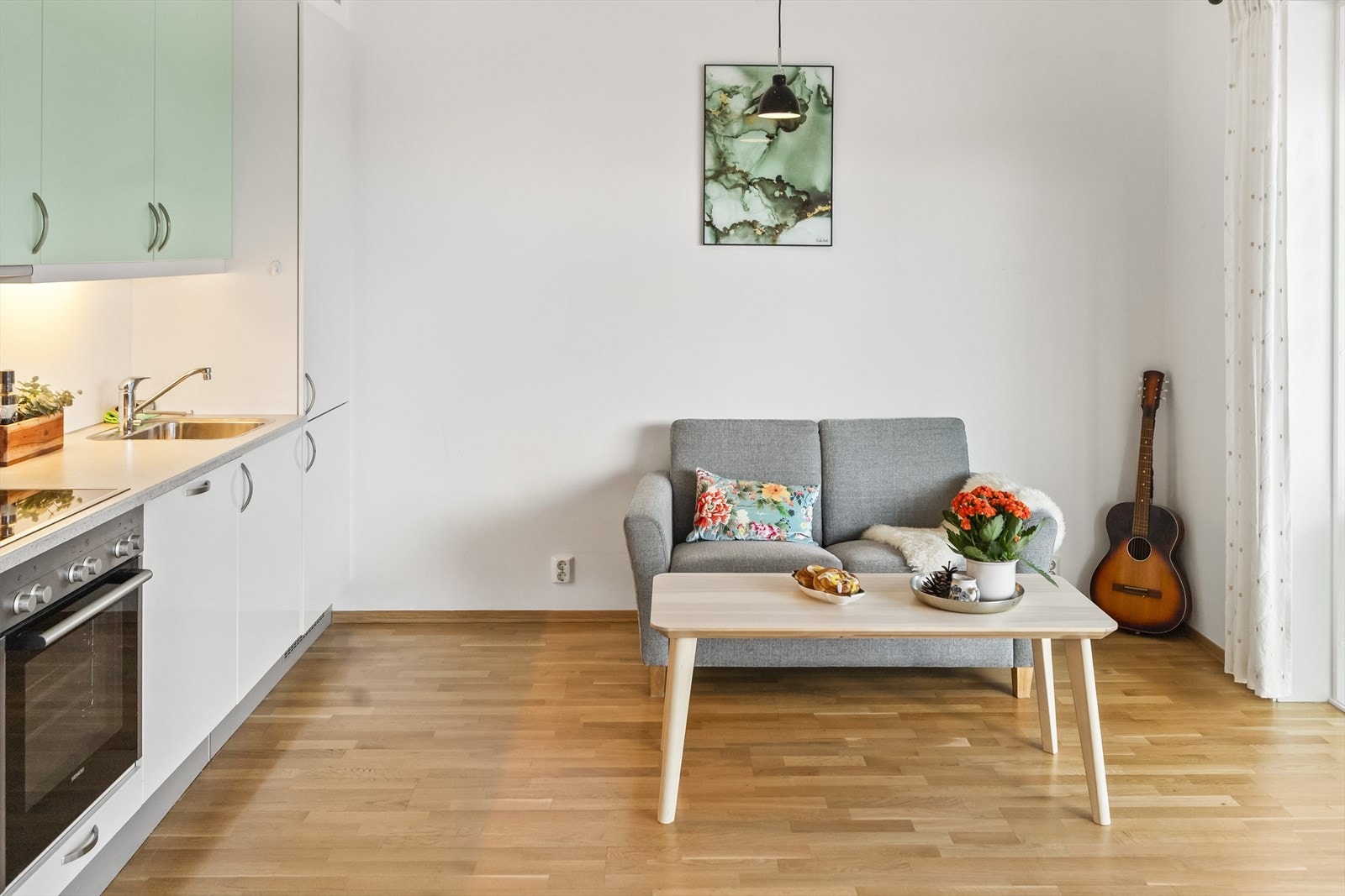 Her har man plass til både sofagruppe og spisebord i stuen. Galleribilde