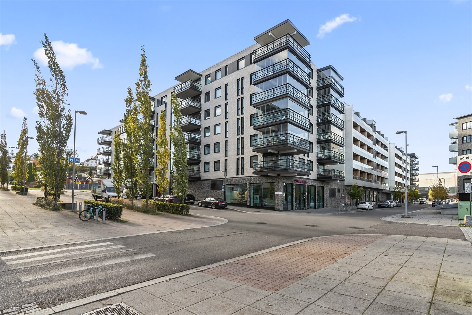 Skog og mark ligger lett tilgjengelig i nærområdet og byr på gode turmuligheter året rundt. Galleribilde