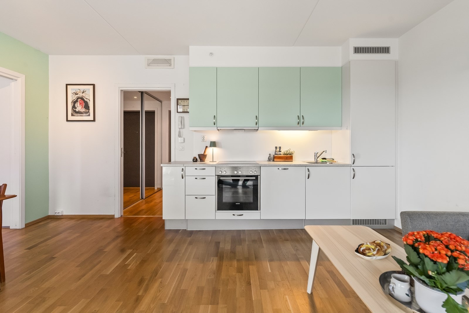 Stilren innredning med glatte fronter og benkeplate i laminat. Galleribilde