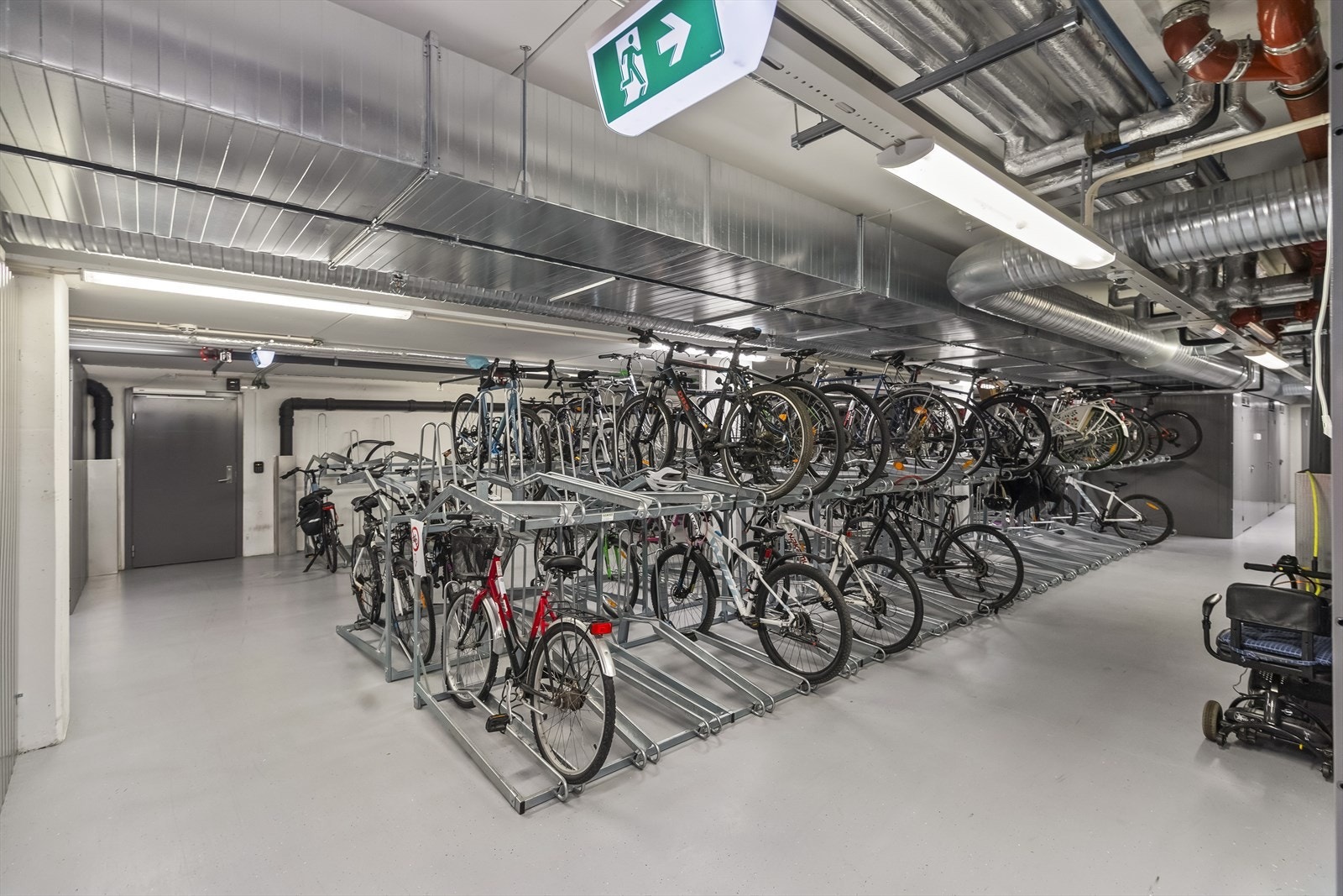 Felles sykkellagring i kjeller. Galleribilde