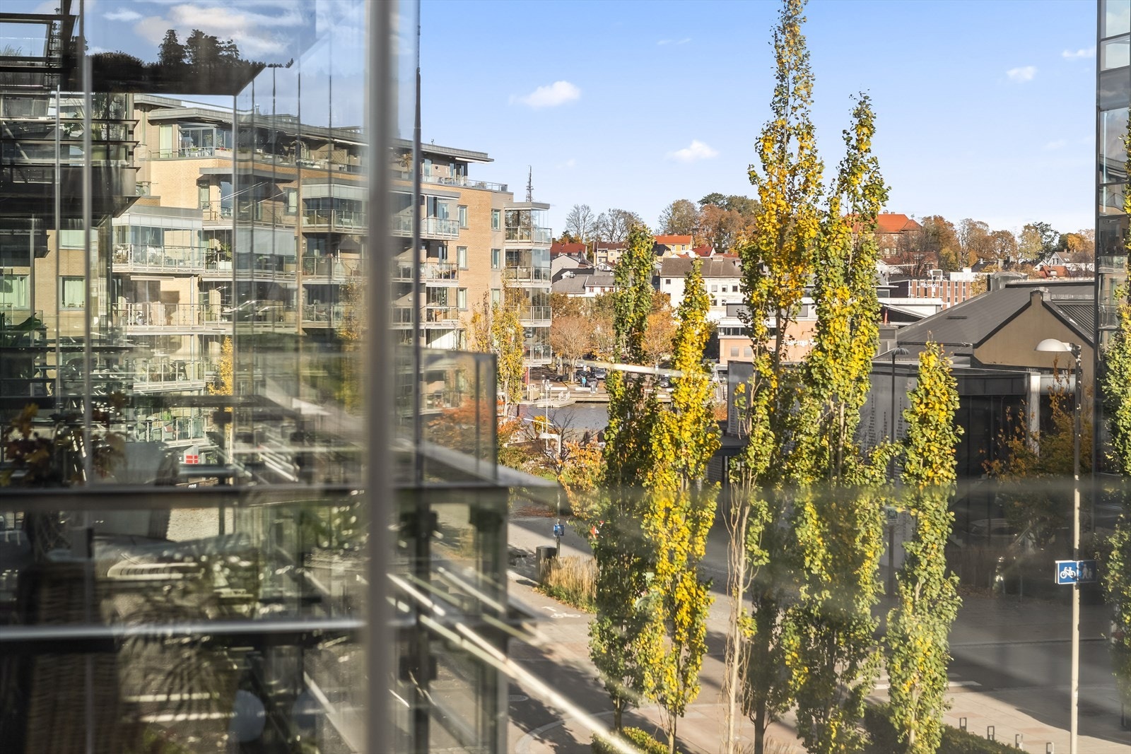 Fra balkongen har man utsikt mot vannet i den ene rettningen. Galleribilde