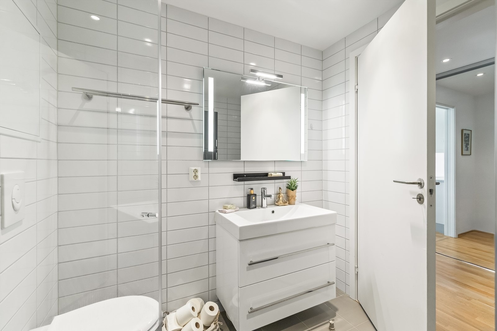 Det er innredet med vegghengt toalett, servant, dusj og opplegg for vaskemaskin. Galleribilde