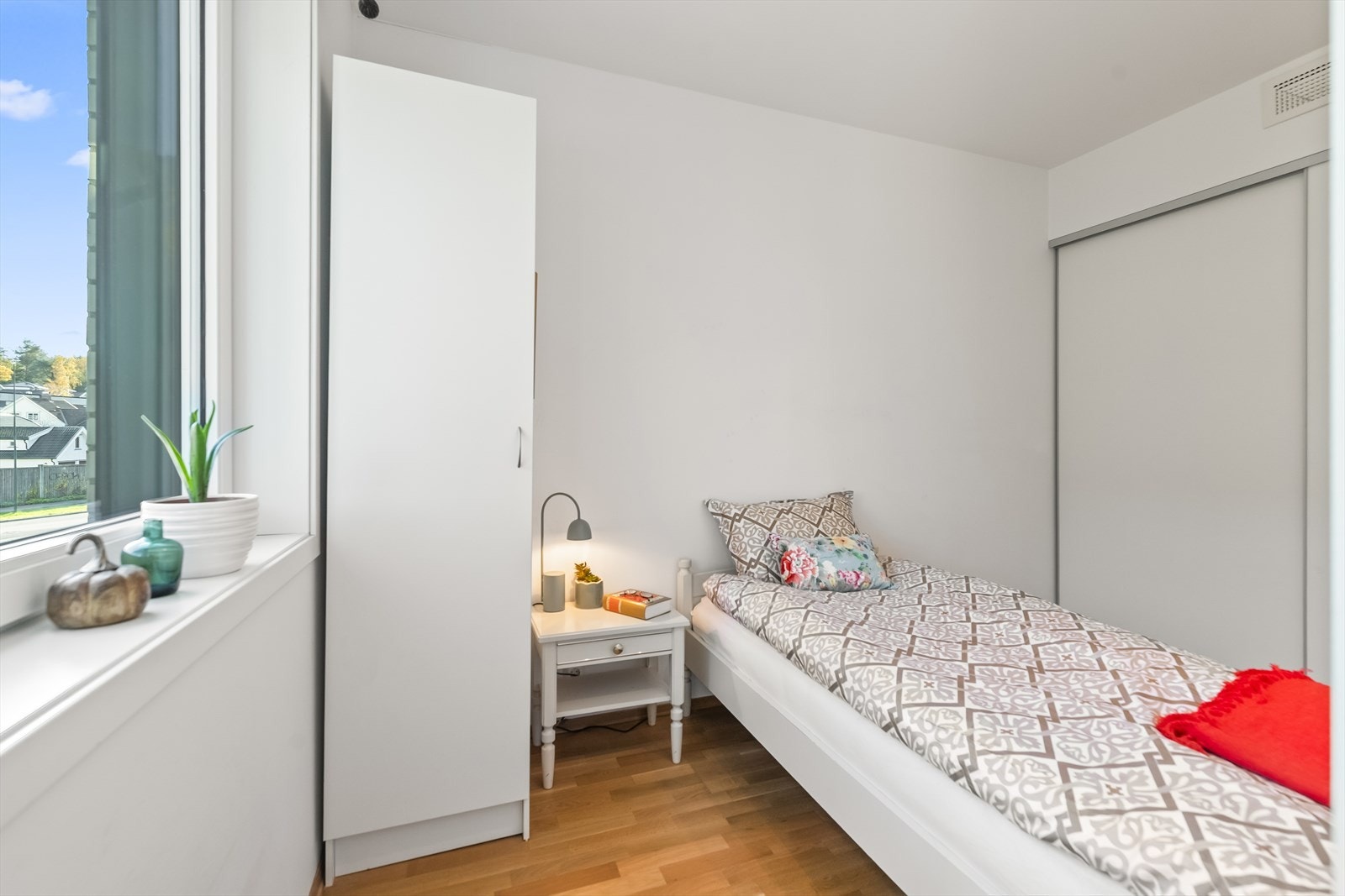 Soverommet har stort garderobeskap med skyvedører, her har man god plass til oppbevaring. Galleribilde