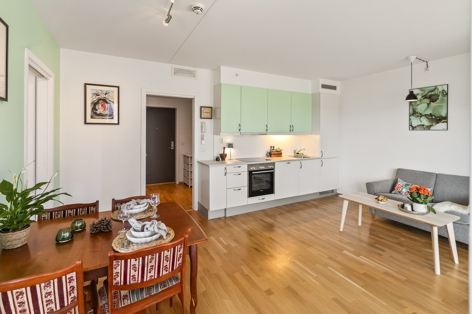 En av veggene i stuen er malt i senere tid og gir rommet et friskt og moderne preg. Galleribilde