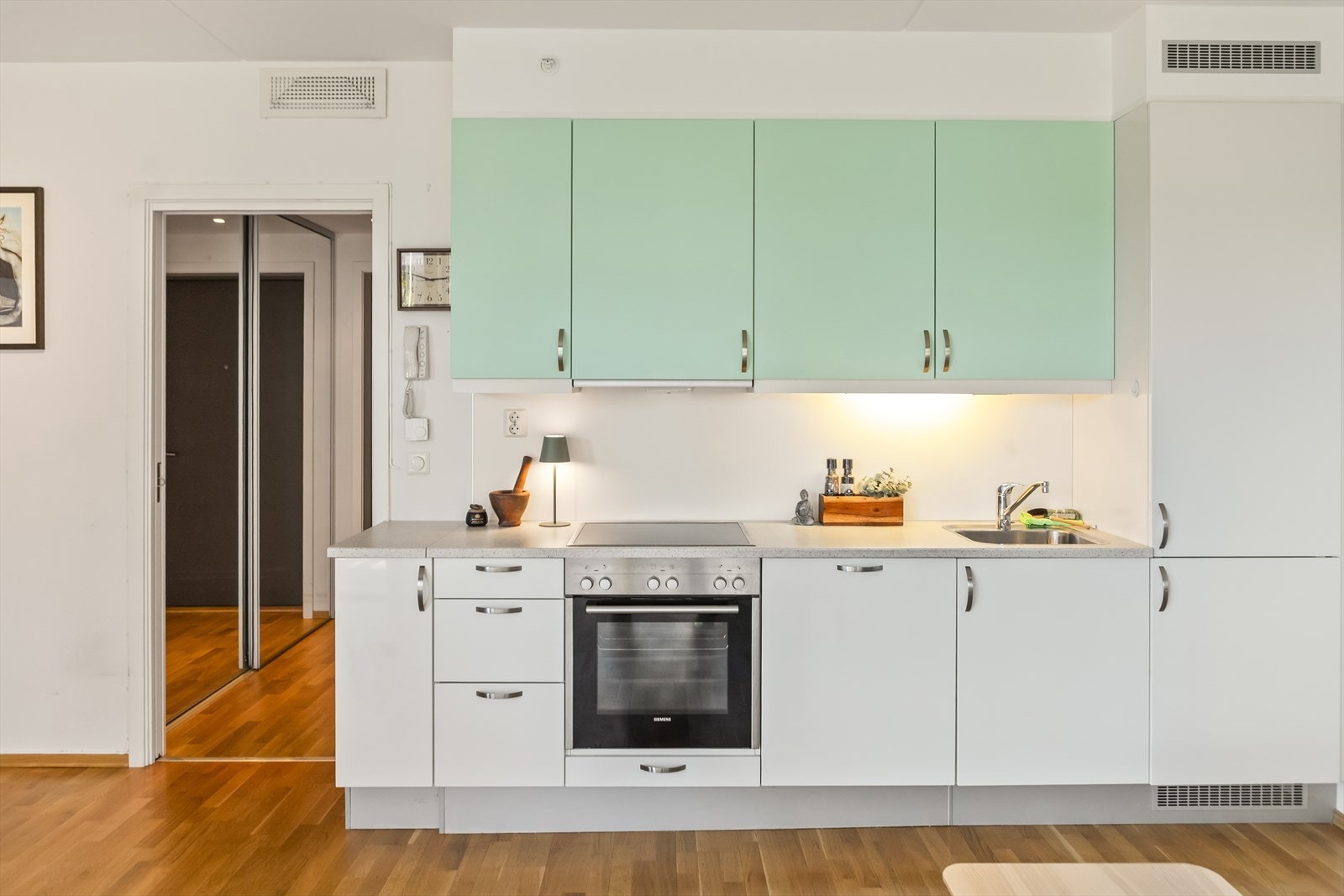 Kjøkkenet er godt utstyrt med hvitevarer som kjøleskap, oppvaskmaskin, komfyr og platetopp. Galleribilde