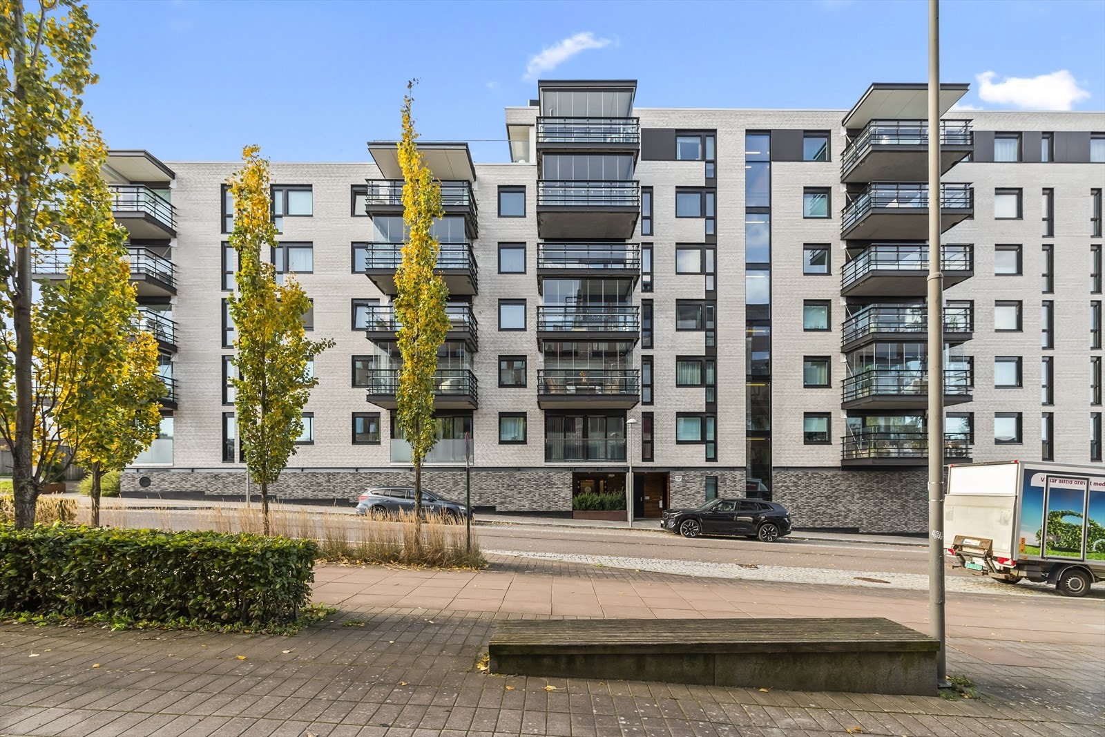 Eiendommen ligger i rolige omgivelser, samtidig som det er kort vei til dagligvarebutikker, skole, barnehage og kollektivtransport. Galleribilde