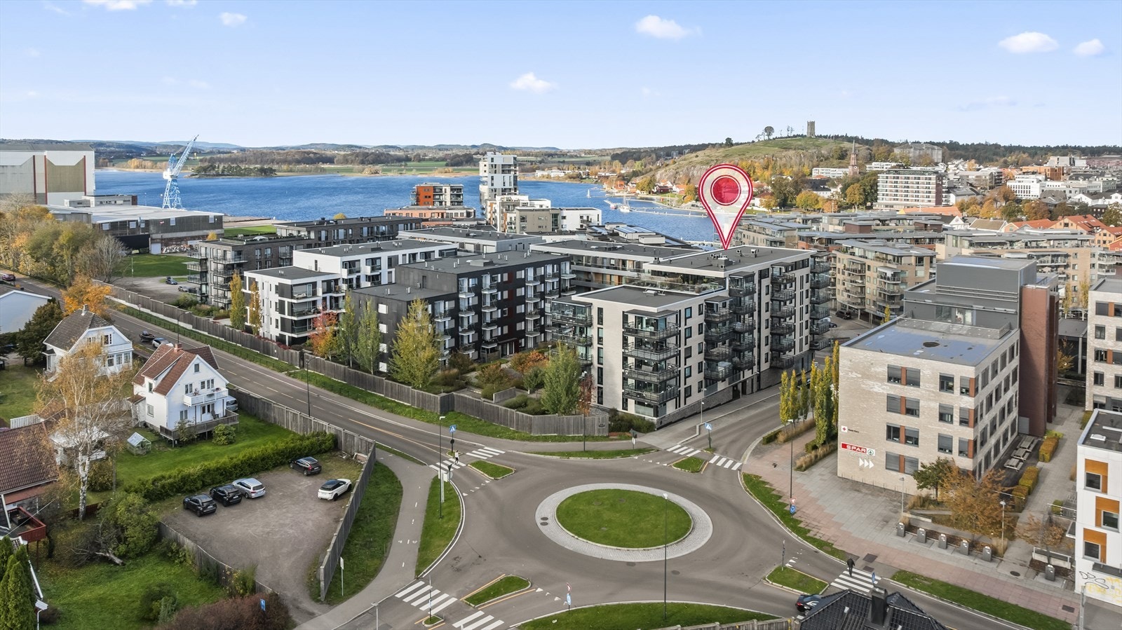 Dette er en beliggenhet som kombinerer det beste av naturnære omgivelser og bynær komfort. Galleribilde