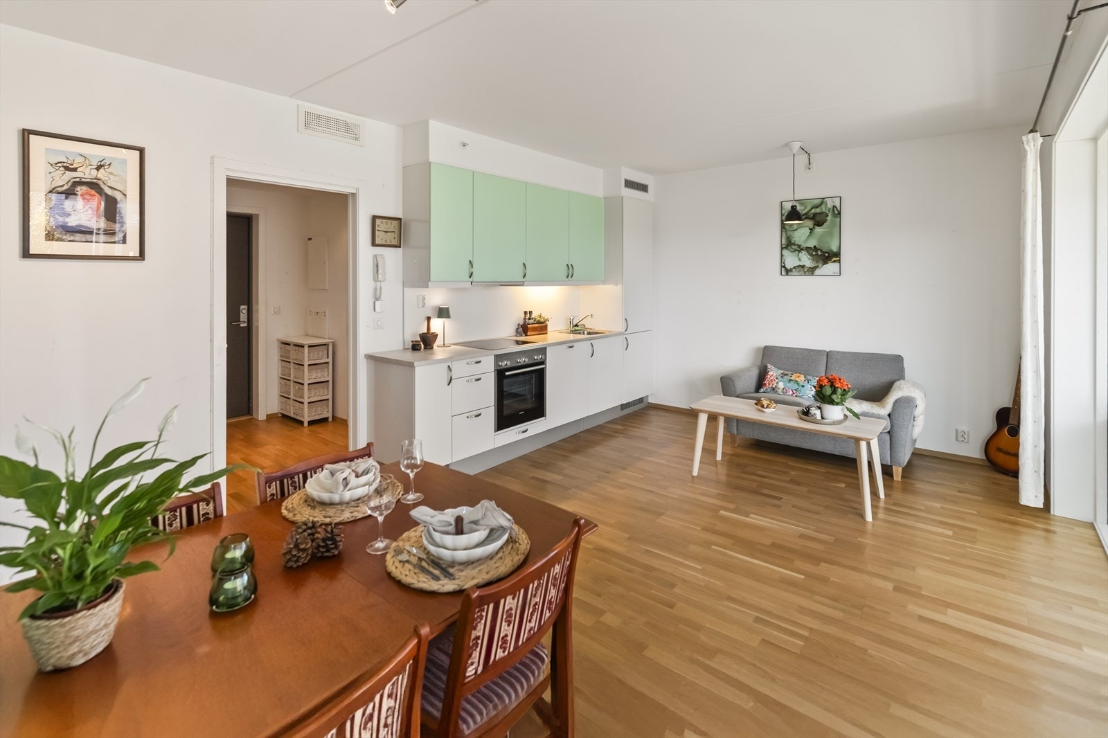 Leiligheten har en gjennomgående og tidsriktig standard med parkettgulv og lyse, malte overflater på vegger og tak. Galleribilde