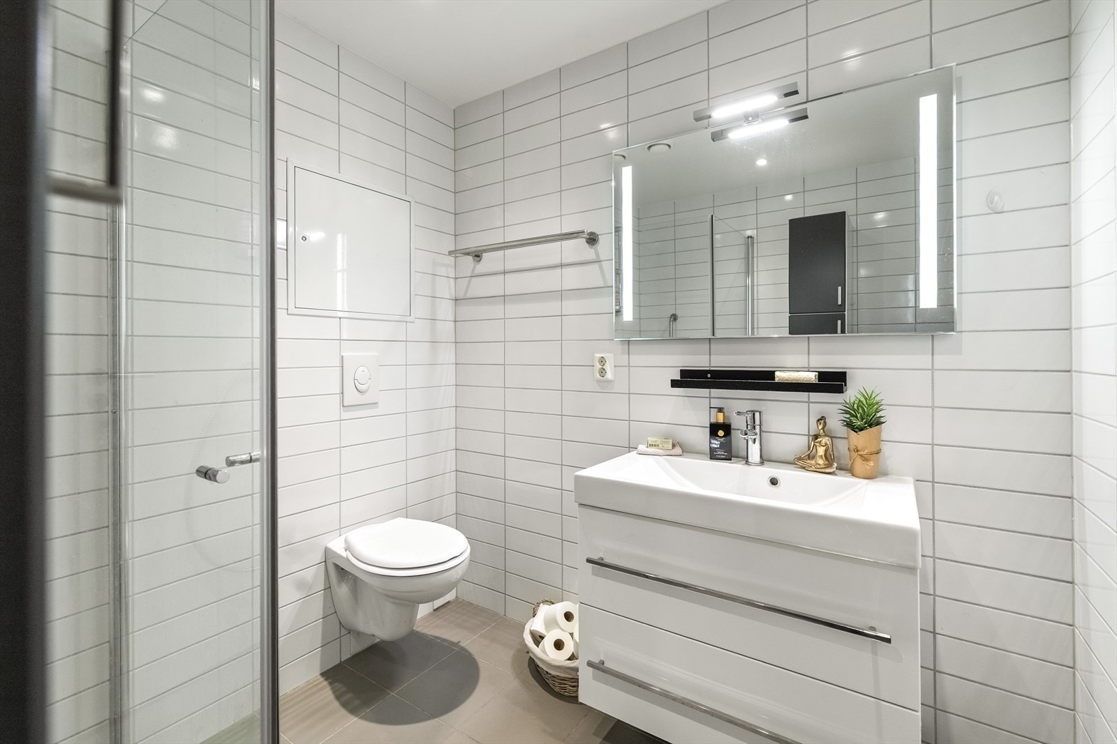 Badet er flislagt på både gulv og vegger, og fremstår som funksjonelt og pent. Galleribilde