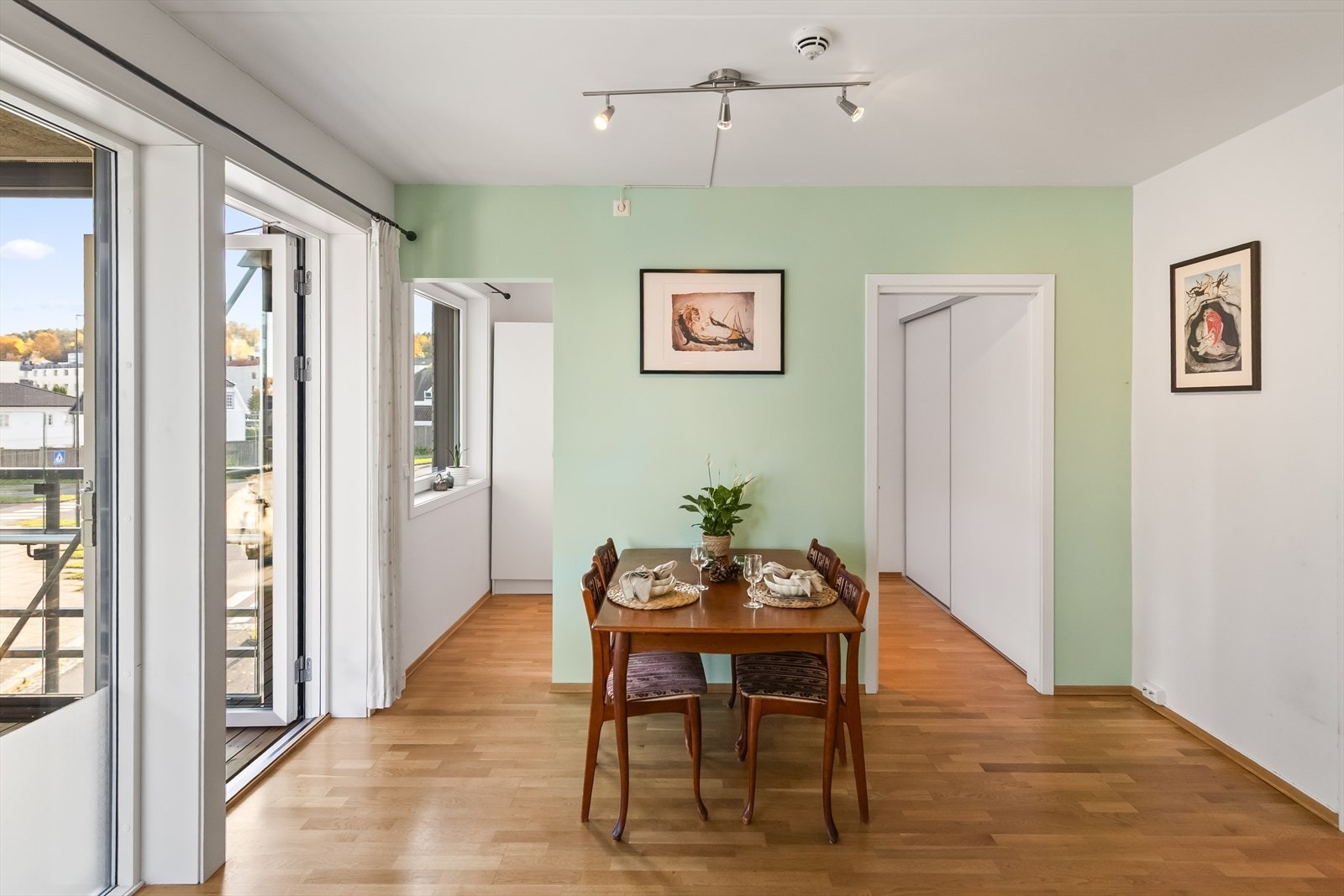 God plass til spisesbord hvor man kan nye en god middag med venner. Galleribilde