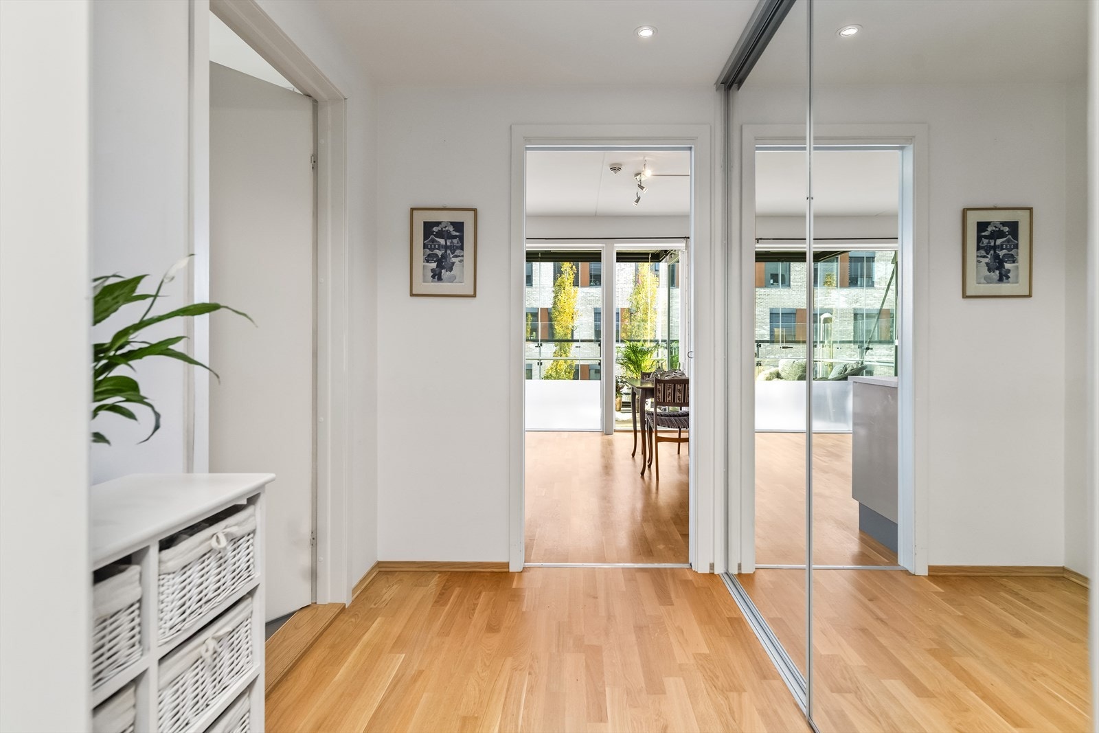 Entreen i leiligheten er romslig med god plass til å henge fra seg yttertøy i stort garderobeskap. Galleribilde