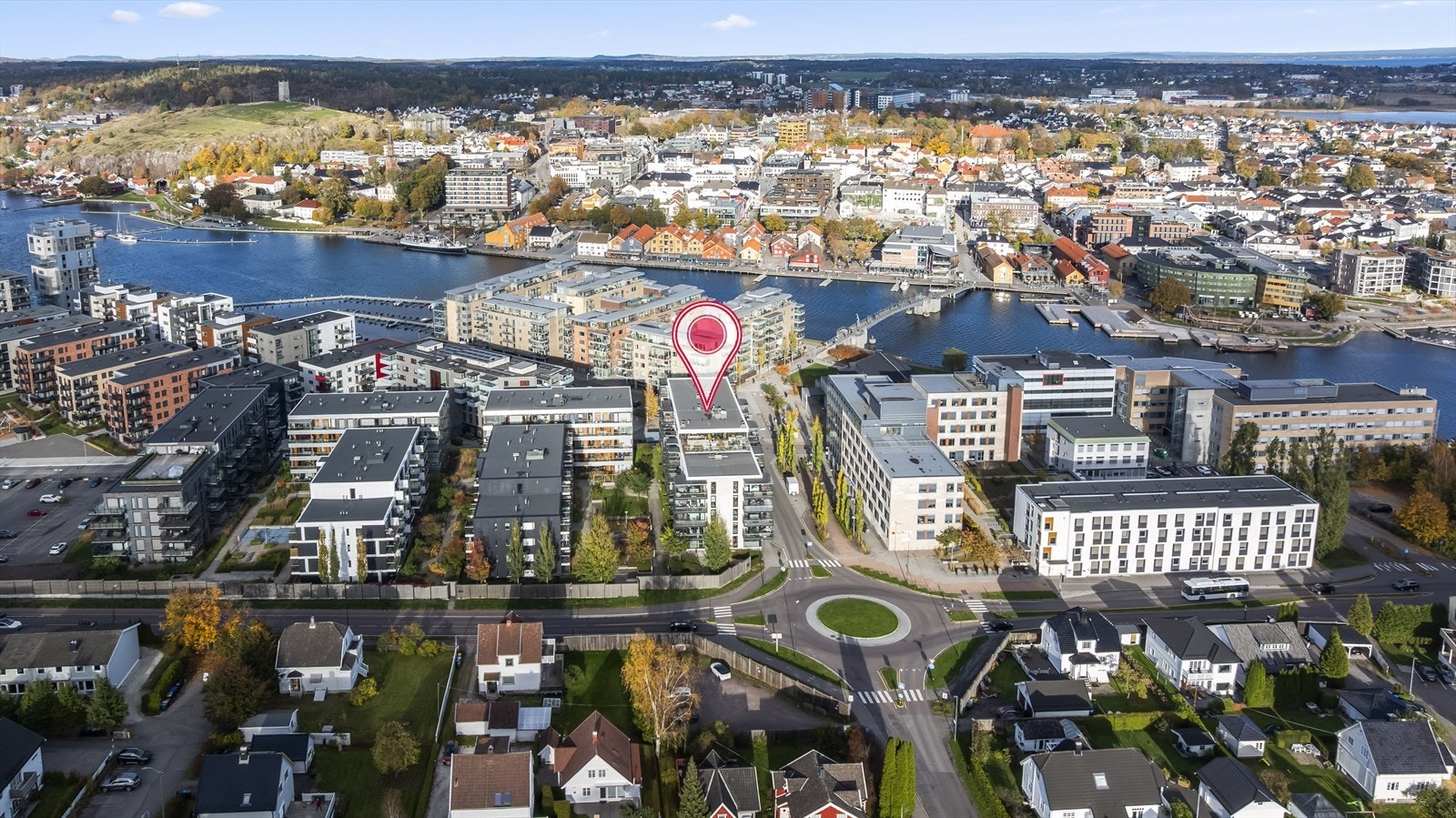 Offentlig kommunikasjon er svært godt tilrettelagt, med busslinjene 116A og 116B kun ca. 2 minutters gange fra boligen. Galleribilde