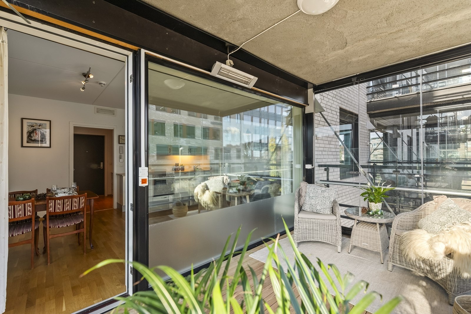 Store vindusfalter gir godt med lysinnslipp inn på kjøkken/stue. Galleribilde