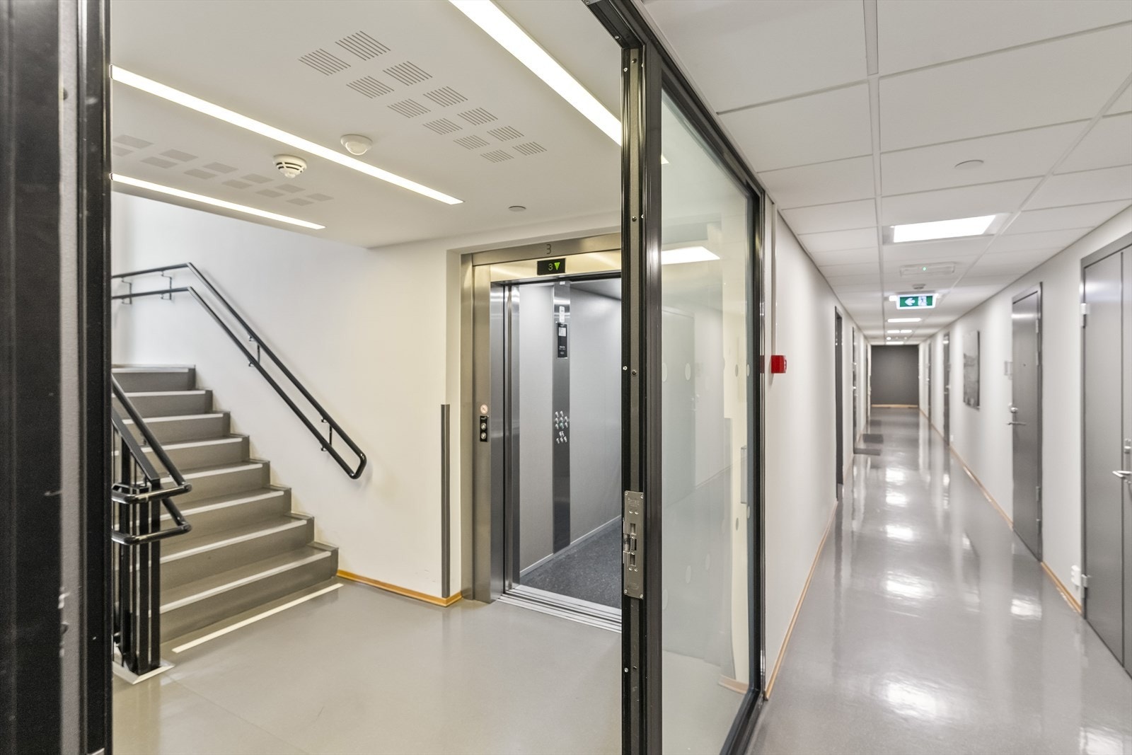 Fellestrapperom med heis Galleribilde