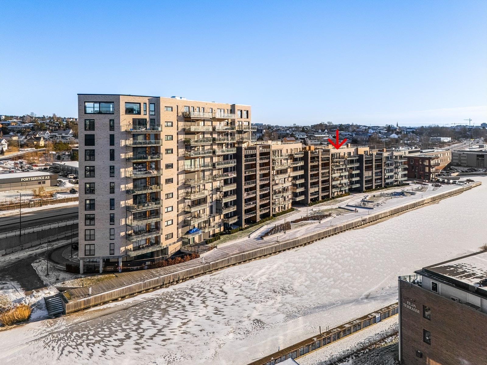 Eiendommen er en del av et moderne leilighetskompleks langs Seutelva Galleribilde