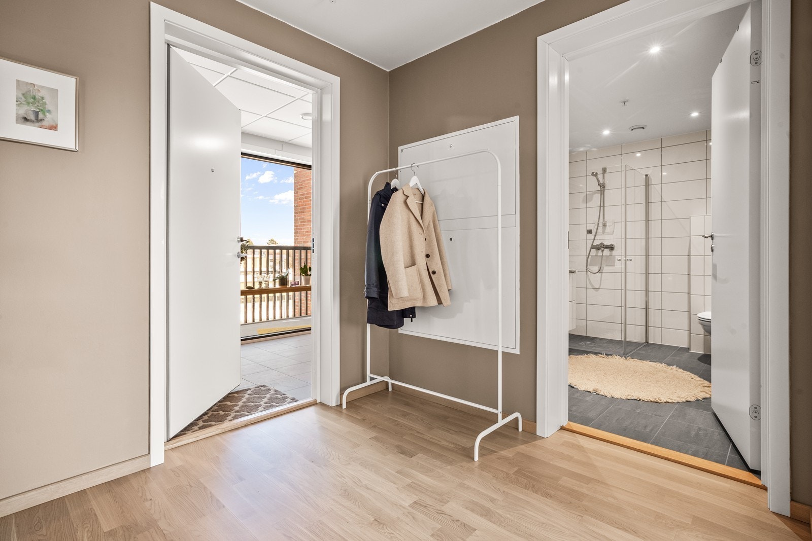 En lys entré ønsker deg velkommen inn. Herfra er det tilgang til bad, stue, soverom og bod. Galleribilde