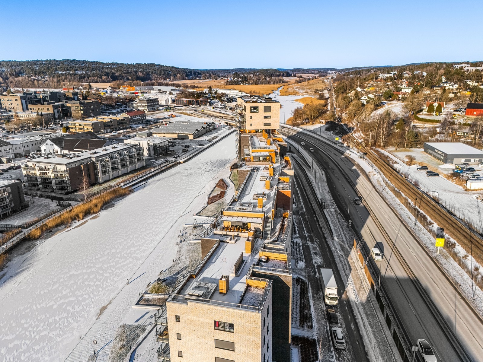 Byggets utforming gjør at leiligheten og leilighetens uteplass er godt skjermet for lyd fra veien - Fells takterrasse, på taket Galleribilde