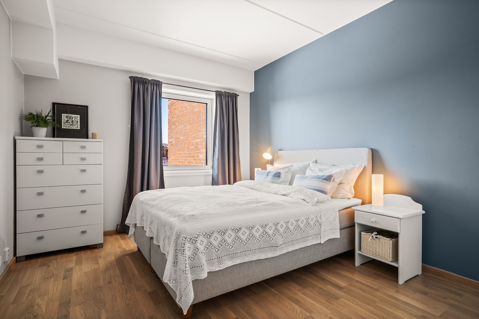 Leiligheten har to soverom. Hovedsoverommet har garderobeskap og god plass til dobbeltseng Galleribilde