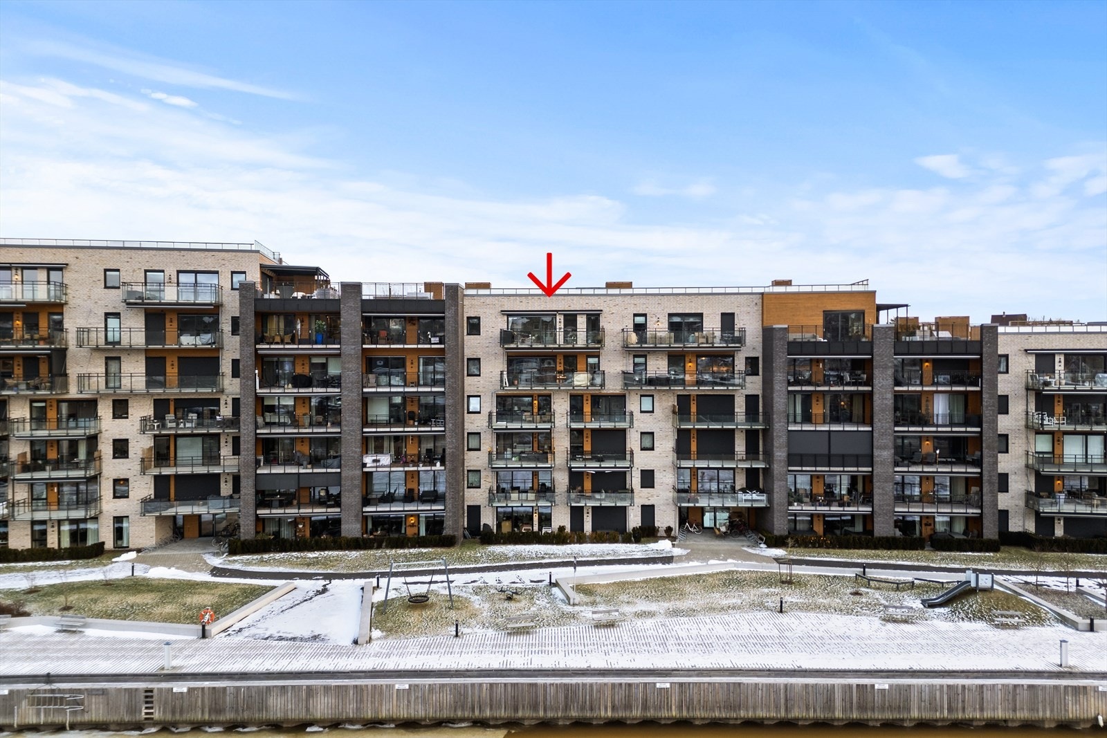 Bygget har en moderne arkitektur med teglstein og store glassflater. På de ulike taknivåene er det felles uteplasser Galleribilde