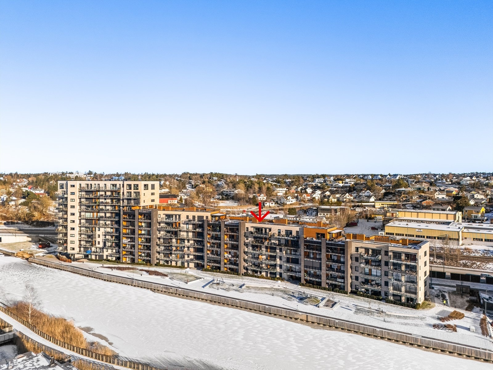Pent opparbeidede uteområder langs elva for rekreasjon. I sommerhalvåret kan utearealene nytes på plenarealer, benker, ved lekeapparatene og på felles takterrasse Galleribilde