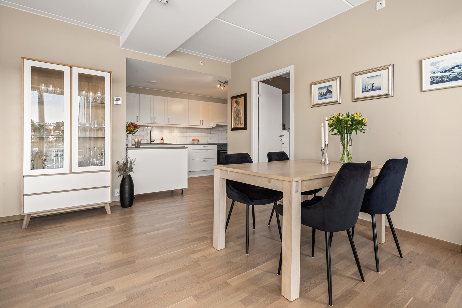 Den åpne løsningen gir god plass til en egen spisegruppe i tilknytning til stuen. Galleribilde