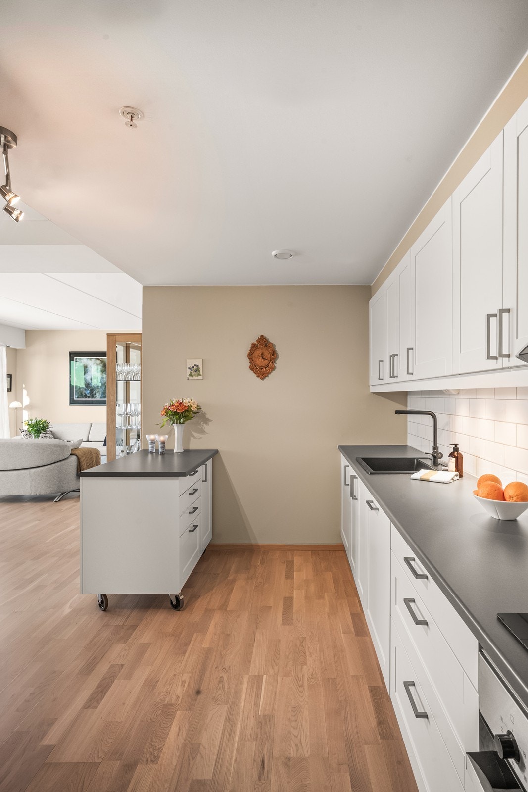 Kjøkkenet har en praktisk, flyttbar kjøkkenøy som gir ekstra arbeidsflate. Galleribilde