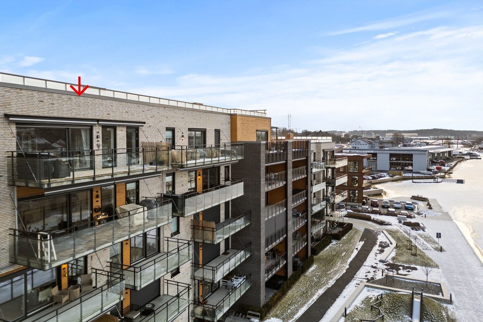 Pilen viser leilighetens plassering i bygget. Markiser og screens på vinduene Galleribilde