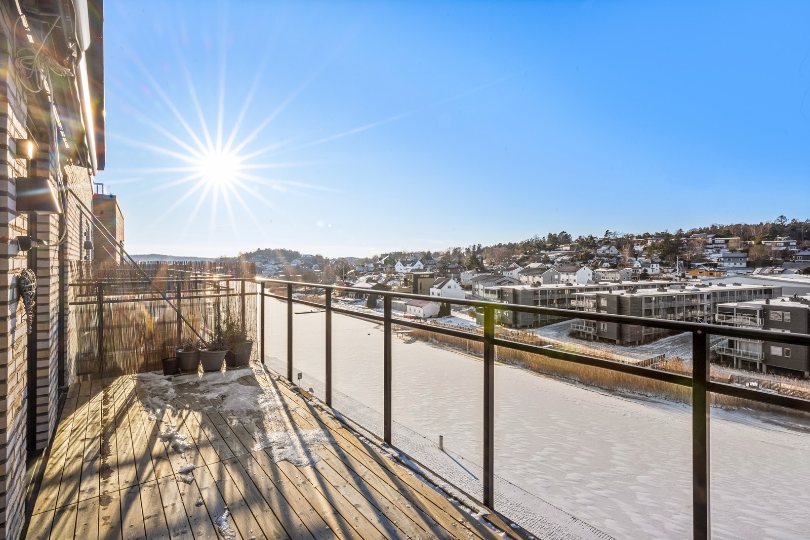 Fra stuen er det utgang til en stor uteplass med utsikt over Seutelva - Utgang fra både stuen og det ene soverommet Galleribilde