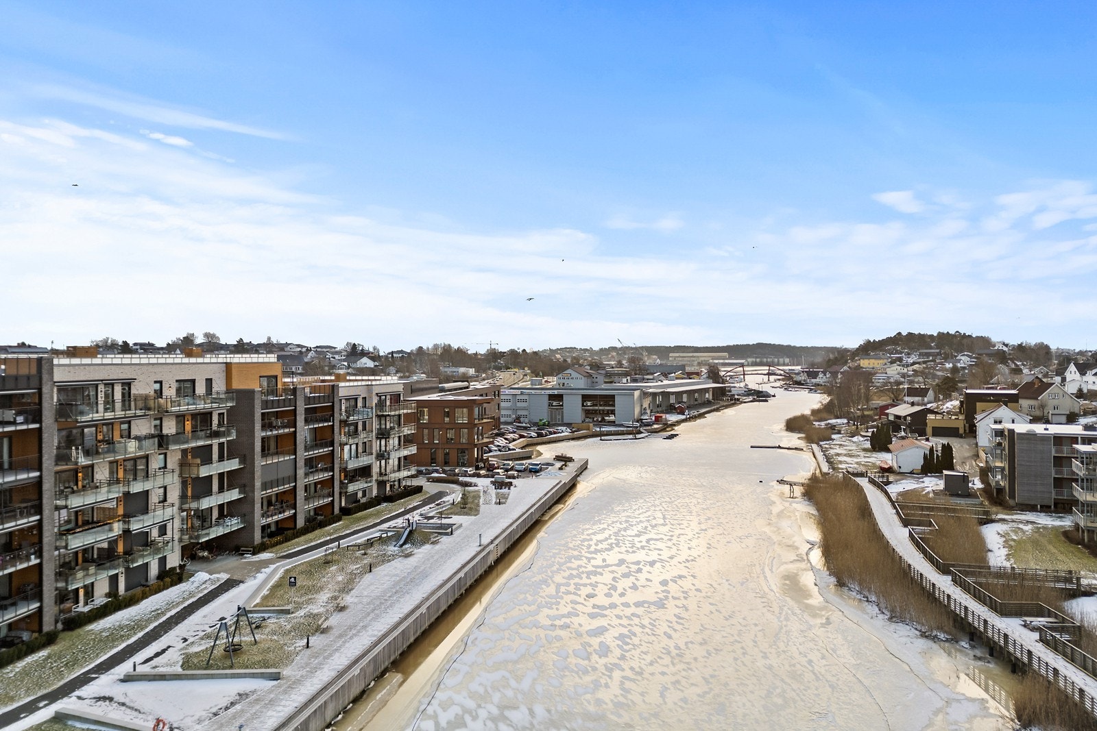 Deler av sameiet med Seutelva og gangbrua Floabrua og Værste/Kråkerøy i bakgrunnen Galleribilde