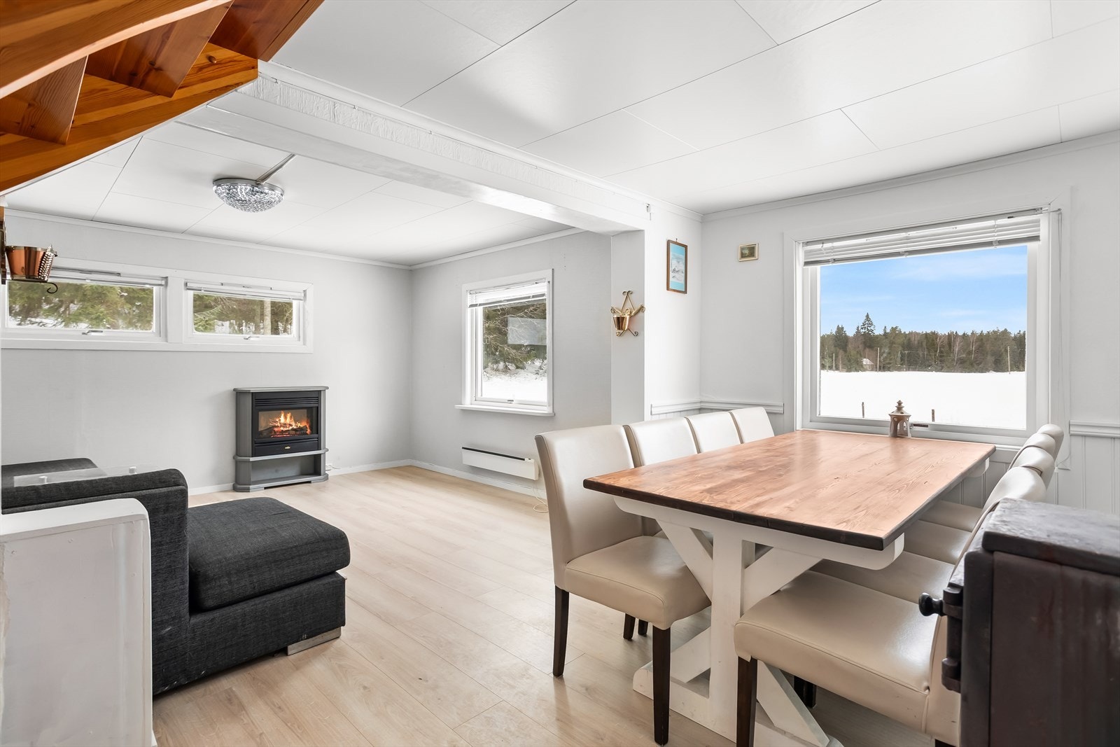 Den ene delen av stuen er en naturlig plassering for en romslig spisestue. Galleribilde