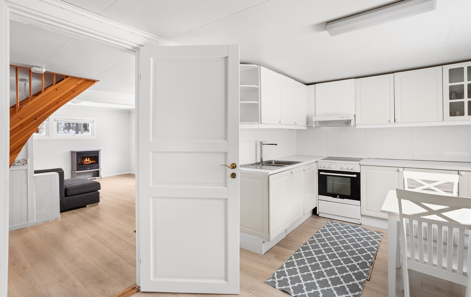 Kjøkkenet er funksjonelt innredet med god skap- og benkeplass. Galleribilde