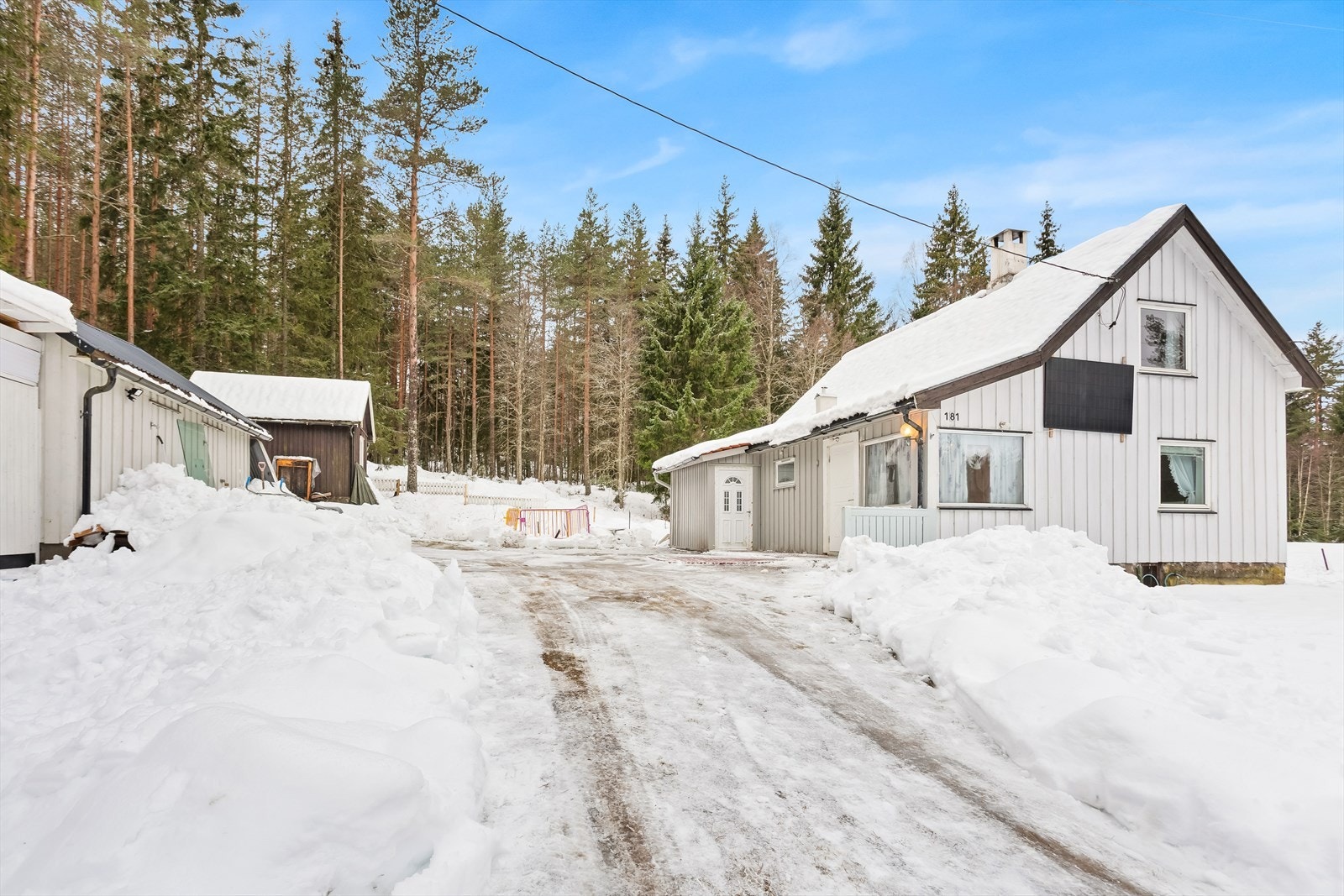 Eiendommen ligger usjenert til på en romslig tomt med gode parkeringsmuligheter. Galleribilde
