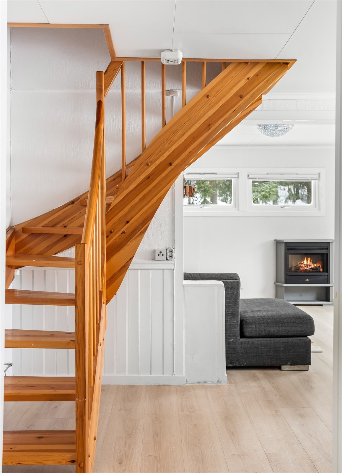 Den solide tretrappen leder elegant opp til boligens andre etasje. Galleribilde