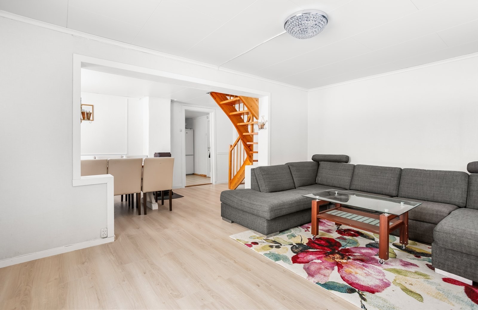 Stuen er et lyst og åpent rom med plass til både sofagruppe og spisebord. Galleribilde