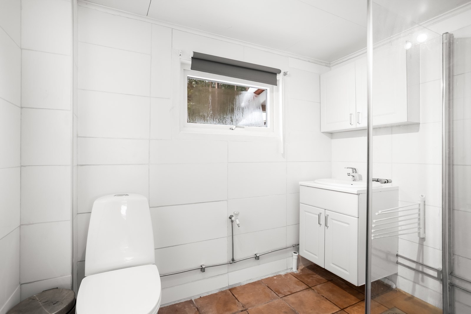 Badet i første etasje er utstyrt med toalett, servant og et praktisk dusjhjørne. Galleribilde