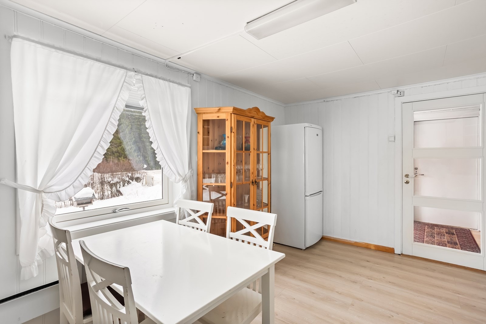 Fra kjøkkenet er det enkel adkomst til boligens entré. Galleribilde