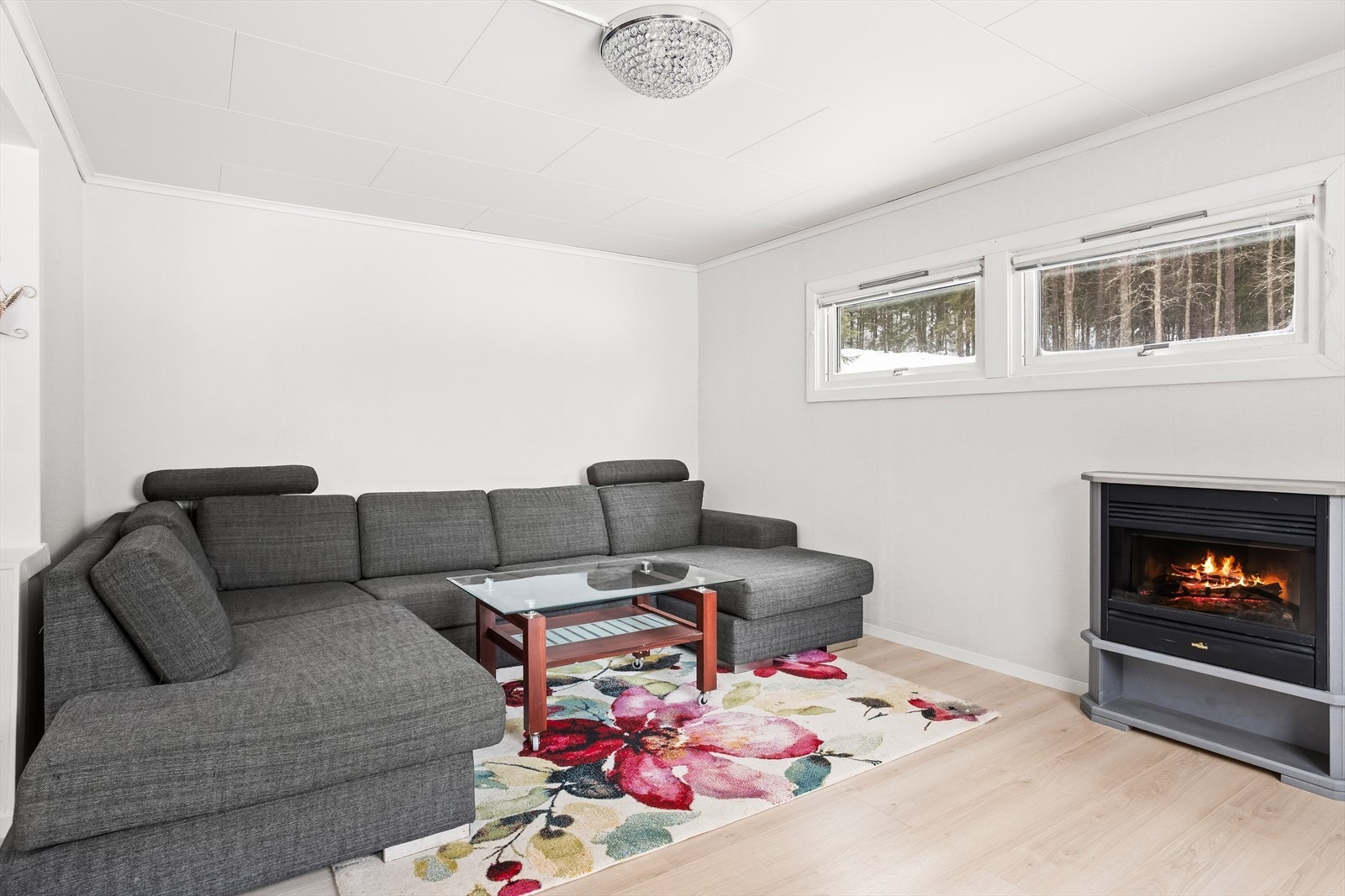 En peisovn i stuen sørger for ekstra varme og en hyggelig atmosfære. Galleribilde